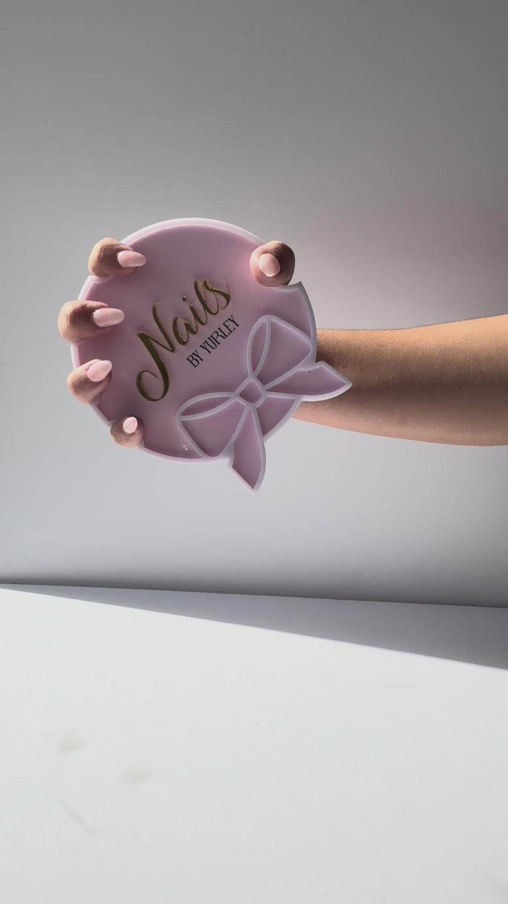 Stand Personalizado para Manicuristas | Exhibidor de Uñas con Logo