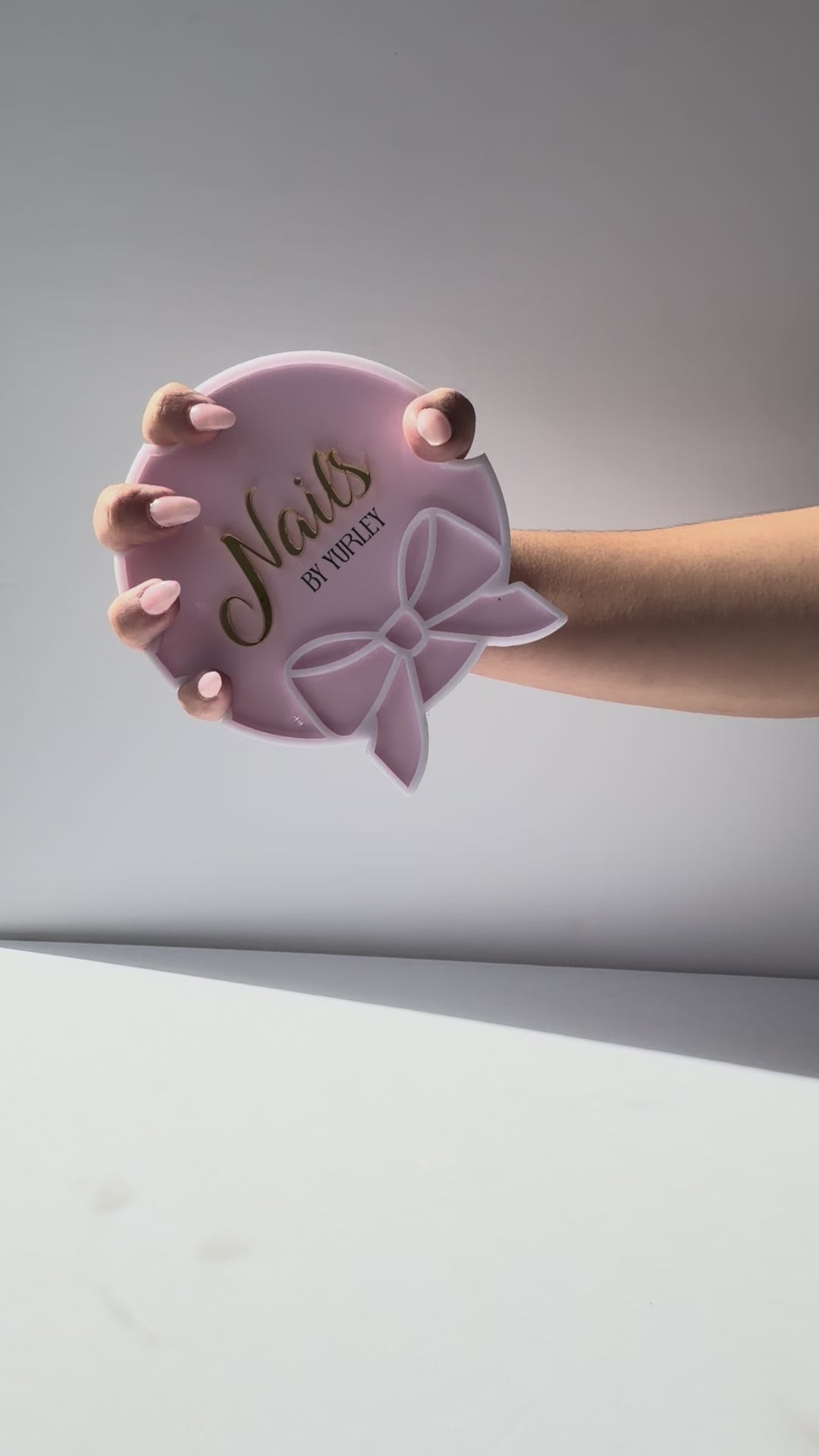 Stand Personalizado para Manicuristas | Exhibidor de Uñas con Logo